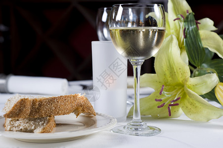 白葡萄酒和面包一餐开胃菜背景图片
