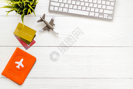 航班预订 — 护照 卡片 电脑键盘 — 白色木质背景顶视图复制空间 假期 冒险家背景图片