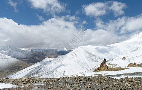 莱拉德喜马拉雅山脉雪峰的美丽风景 印度 路高清图片