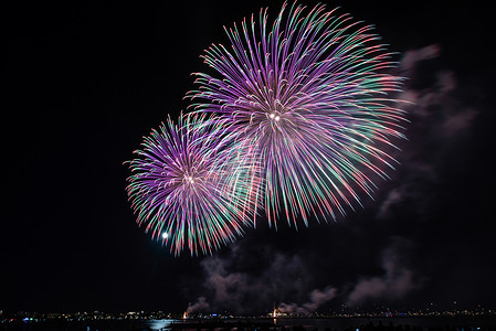 夜间在法国坎纳港的风焰烟花 节日 戛纳 烟火 喜庆的背景图片