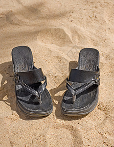 沙滩上一对凉鞋背景图片