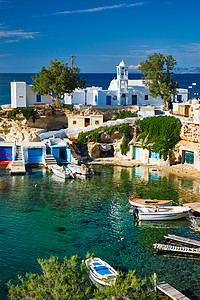 希腊米洛斯岛曼德拉基亚村 教会 海 风景 船高清图片