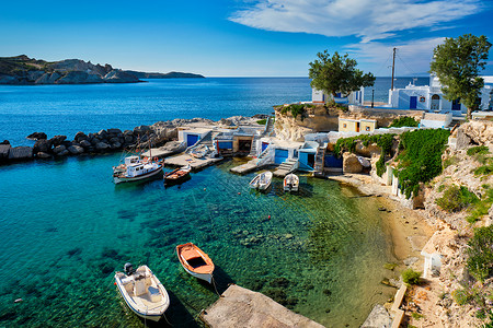 希腊米洛斯岛曼德拉基亚村 爱琴海 船 粉饰 建筑学高清图片