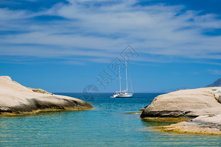 希腊米洛斯岛爱琴海Sarakiniko海滩游艇图片