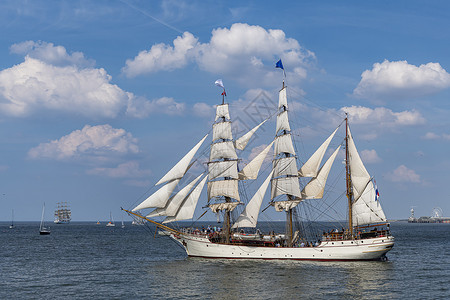 在桅杆上古董高架船 离开海牙港的船只 在阳光明媚和蓝色的天空下 帆船赛 旅行背景
