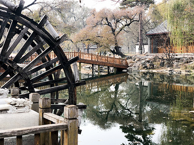 旋转水中国在一片平静的小河里 和背景的一小片展厅中 游客 河北背景
