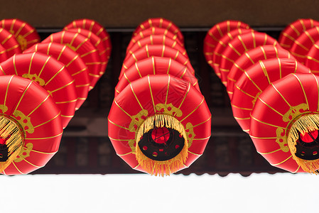 挂着红中国灯笼 低角度视图 元宵节 中国元宵节 节日 传统 传统节日背景图片