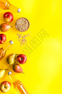 黄色背景顶底视图间距上的苹果和梨苹果以及梨苹果图片