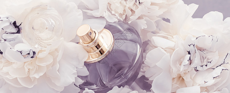 紫花香水瓶作为奢华香水产品 其背景是小马花 豆香广告和美容品牌 销售 展示背景图片