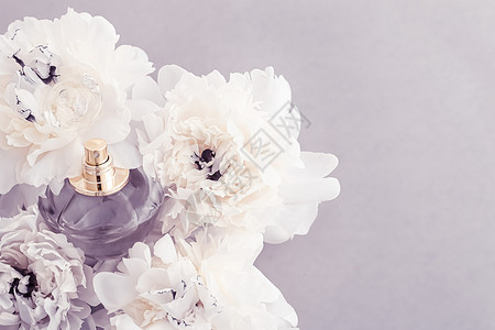 紫花香水瓶作为奢华香水产品 其背景是小马花 豆香广告和美容品牌 美丽 新娘背景图片