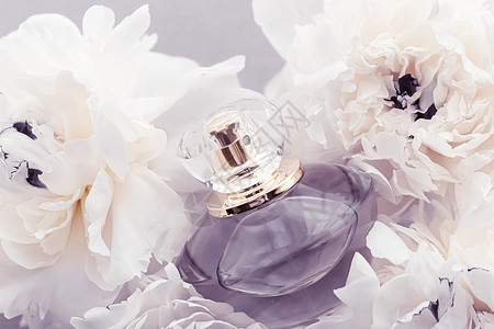 紫花香水瓶作为奢华香水产品 其背景是小马花 豆香广告和美容品牌 豪华背景图片
