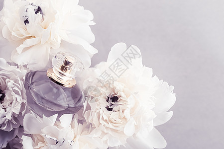 紫花香水瓶作为奢华香水产品 其背景是小马花 豆香广告和美容品牌 牡丹 化妆品背景图片