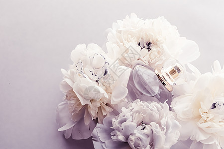 紫花香水瓶作为奢华香水产品 其背景是小马花 豆香广告和美容品牌 时尚 新娘背景图片