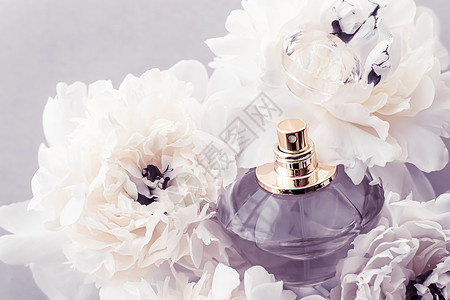 紫花香水瓶作为奢华香水产品 其背景是小马花 豆香广告和美容品牌 紫色 芳香背景图片