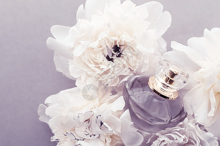 紫花香水瓶作为奢华香水产品 其背景是小马花 豆香广告和美容品牌 晋升 婚礼背景图片