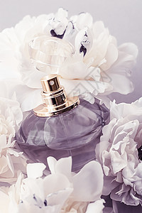 紫花香水瓶作为奢华香水产品 其背景是小马花 豆香广告和美容品牌 迷人的 时尚背景图片