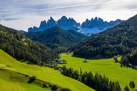 意大利阿尔卑斯山和圣约翰教堂的美丽风景 南蒂罗尔高清图片