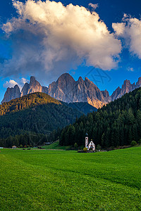 意大利阿尔卑斯山和圣约翰教堂的美丽风景 高山高清图片