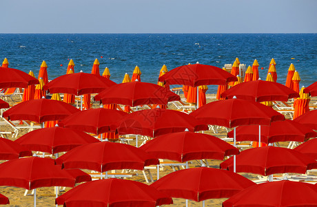 Rimini - 海滩上的红雨伞高清图片