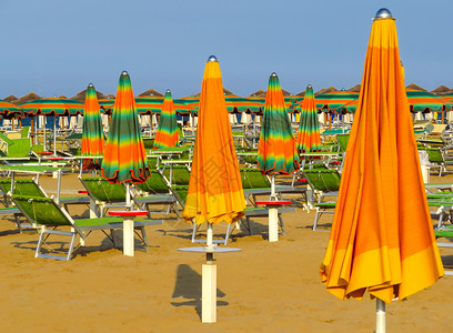 Rimini - 橙色封闭雨伞 夏天 卡托利卡高清图片