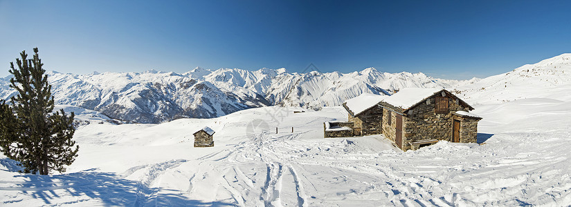 透过小石头建筑在高山上观望 天气 天空 寒冷的 法国阿尔卑斯山图片
