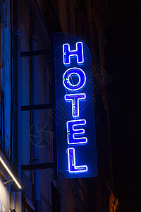 夜里蓝亮酒店的标志 刻字 星星 辉光 停留 蓝色的 城市背景图片