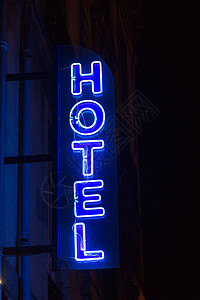夜里蓝亮酒店的标志 停留 商业 奢华 假期 蓝光背景图片