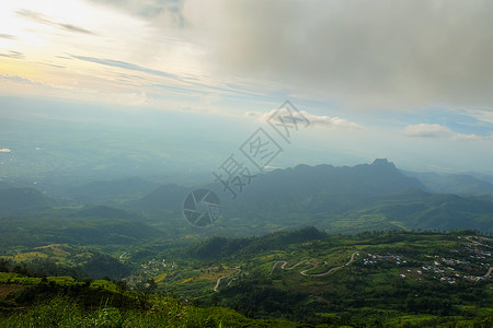 的山景观 亚洲 笨蛋 地标 云 旅游 假期 农村背景图片