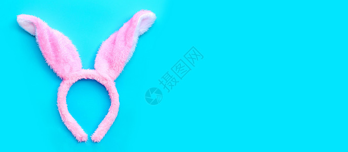 兔子套装复活节快乐的背景 复活节兔子耳朵在蓝面包上背景