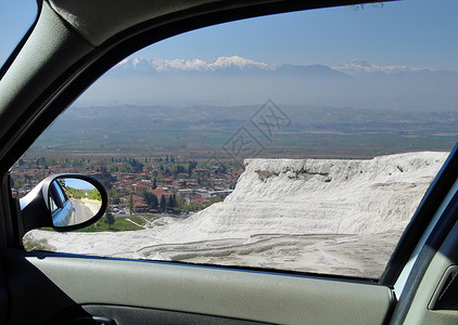 透过车窗看望帕穆卡勒的十字路面梯田高清图片
