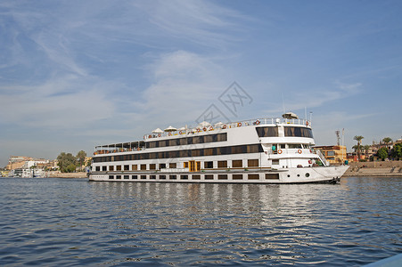 尼罗河游轮尼罗河上航行的大型埃及河游轮 舷窗 旅行 船背景