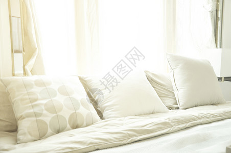用干净的白色枕头做床铺背景图片