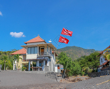 军人与红旗带有火山砂的多层沙滩别墅 红旗与i 美丽的 蓝色的背景