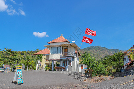 军人与红旗带有火山砂的多层沙滩别墅 红旗与i 河床 海洋背景