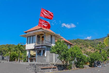 红旗与军人带有火山砂的多层沙滩别墅 红旗与i 海豹 夏天背景