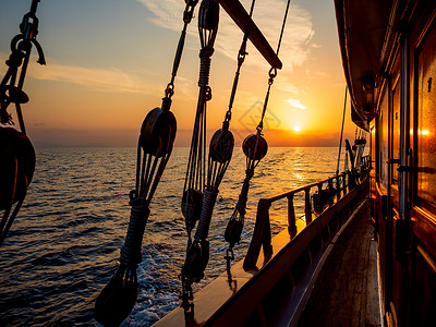 萨诺斯航行时在帆船甲板日落 财富 水 西罗斯背景