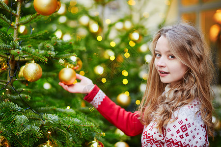 巴黎街头的年轻女子 圣诞节装饰品 金的 黄色的背景图片