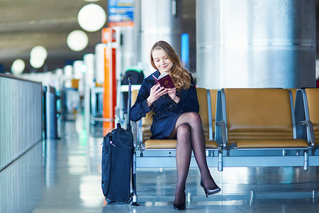 在国际机场旅行的年轻女性青年女旅客 文档 座位高清图片