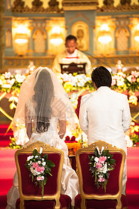 教堂的新娘和新郎 一个婚礼仪式图片