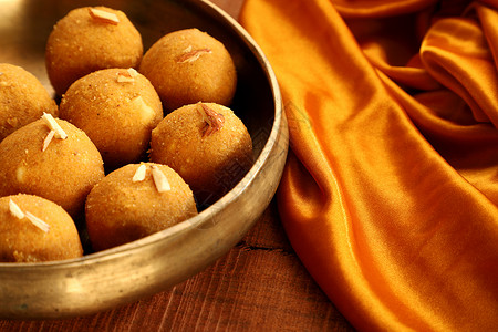 由革面粉制成的传统印度圆球形糖果高清图片
