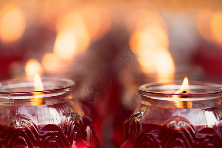 红蜡烛在中国佛教寺庙燃烧图片