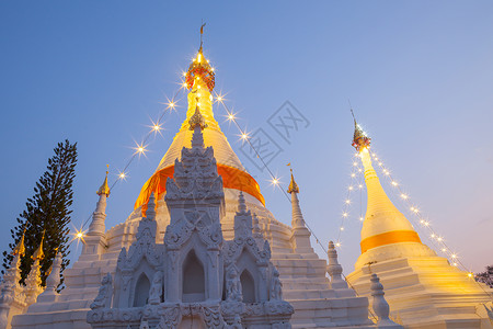 塔图夜间照明装饰的白色塔形白颜色 东方 建筑物 佛教徒背景