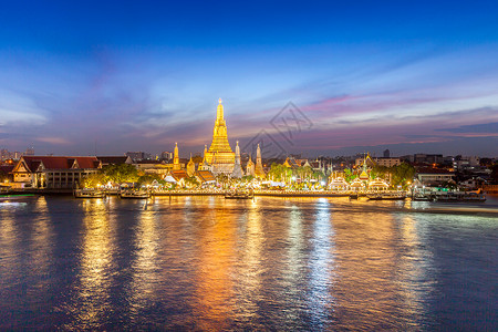 泰国船曼谷“郑王庙”的一座寺庙地标 在五颜六色的日落下反映在位于泰国曼谷的 chaopraya 河上 东南 佛教徒背景