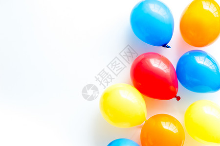 白背景最顶视图空间上有彩色气球复制空间的党概念 多于 快乐的背景图片