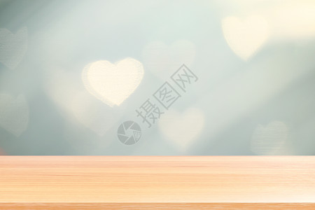 心随景动毛笔字木板在灯光柔和的心形散景上为情人节背景 空木桌地板在心形散景夜光多色背景上 木桌板在散景心形上空 美丽 金的背景