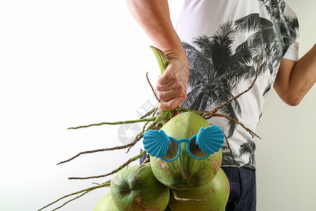 夏季和节日时尚概念 Man 戴棕榈树石墨图i 壳 男人背景图片