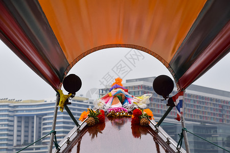 一条传统的河上小船出租车 挂在鲜花中图片