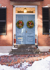 门花圈Beacon Hill地区前门有圣诞花环的房子 市中心 寒冷的背景