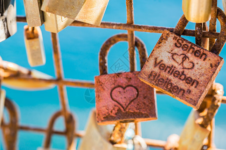 爱是桥梁旧式的爱情锁挂在栅栏上背景