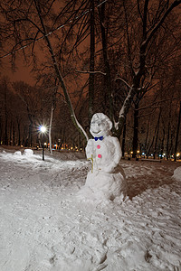 夜间公园雪人 有趣的 季节性的 天气 晚上 凉爽的 寒冷的背景图片